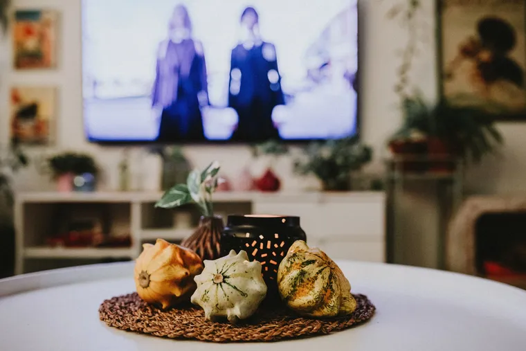 Téléviseur et home cinéma dans un salon