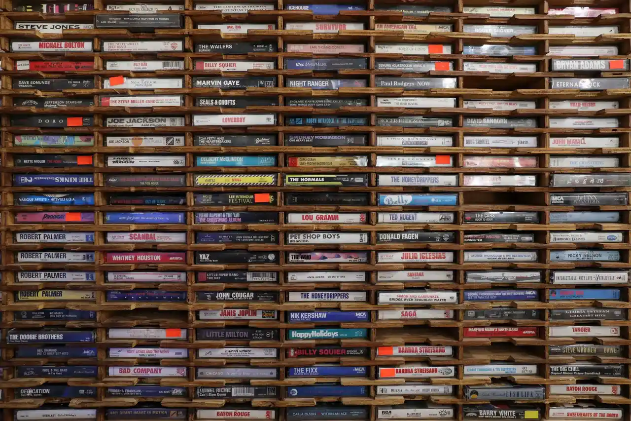 Cassette audio posée à côté d'un lecteur portable