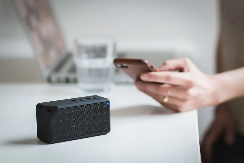 Comparatif enceinte bluetooth ou wifi : comment choisir la bonne technologie ?