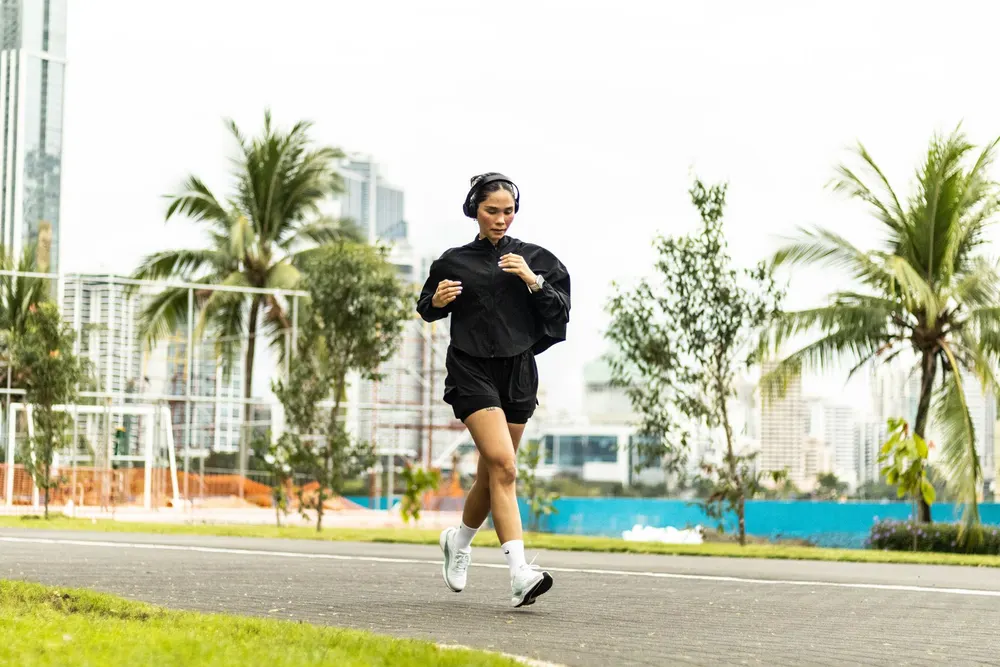 Courir avec un casque : est-ce possible sans risque ?
