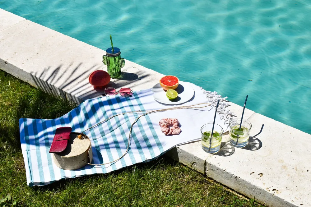 Enceinte étanche aspergée d'eau au bord d'une piscine