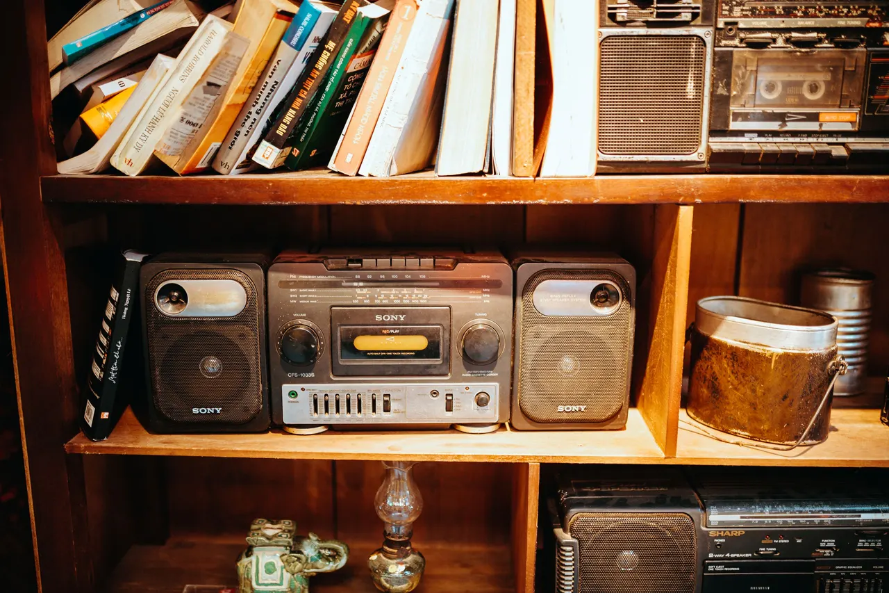 Système hi-fi stéréo avec ampli et enceintes dans un salon