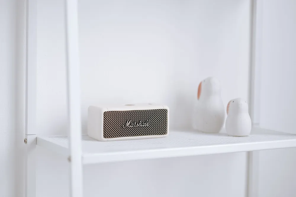 Enceinte sans fil sur une bibliothèque dans un intérieur cosy
