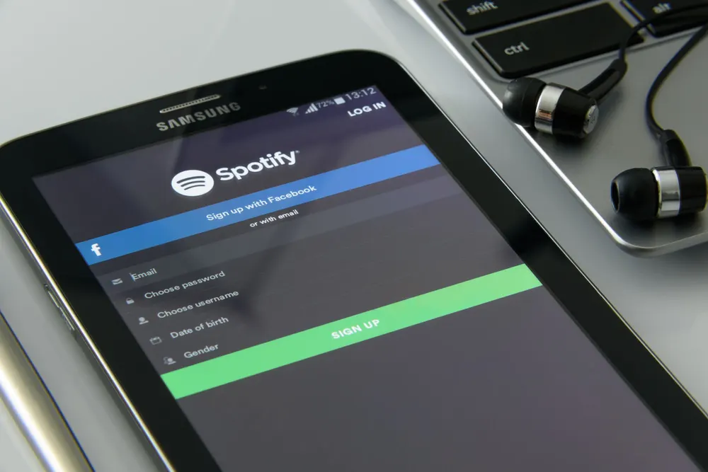 Application de streaming musical sur smartphone à côté d'un ampli