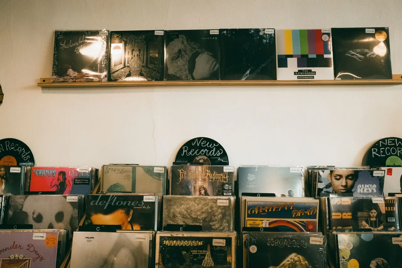 Collection de disques vinyle et platine dans un salon
